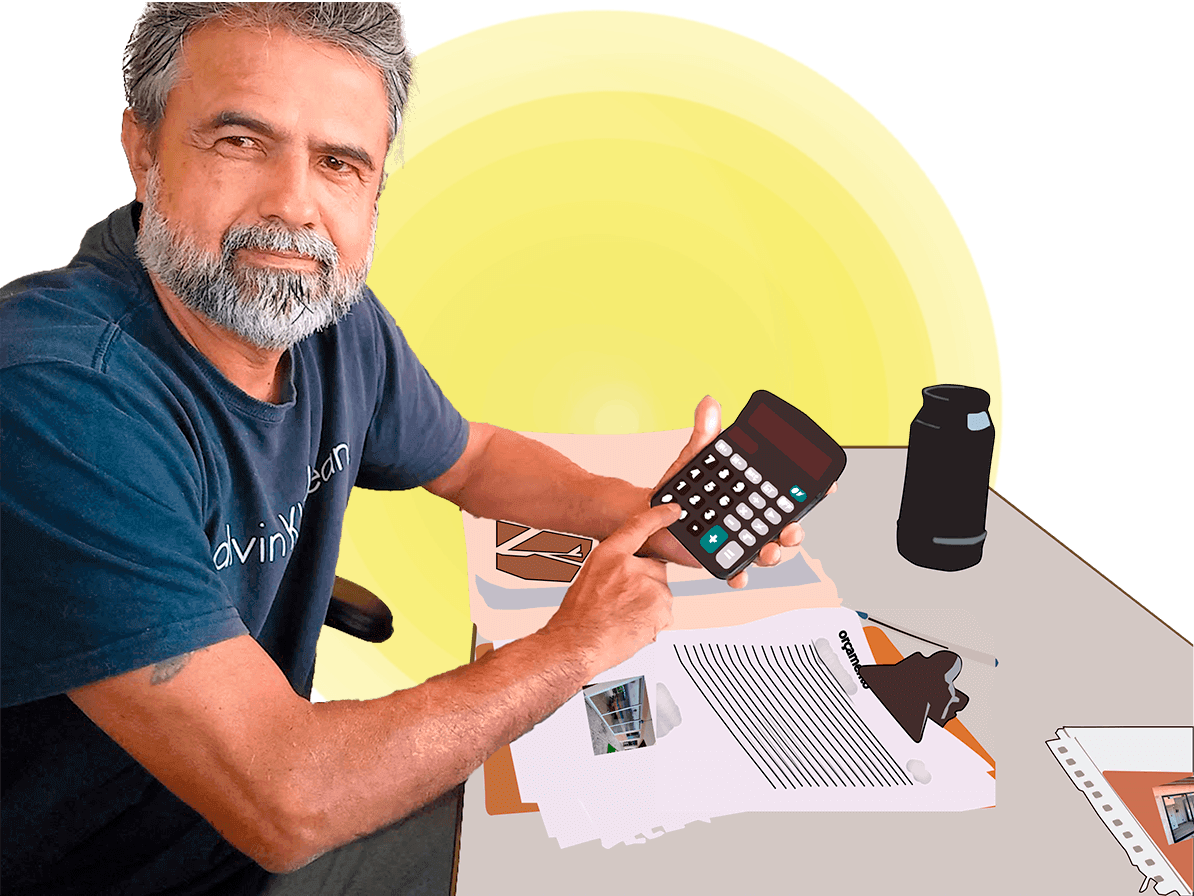 José Nieri segurando uma calculadora